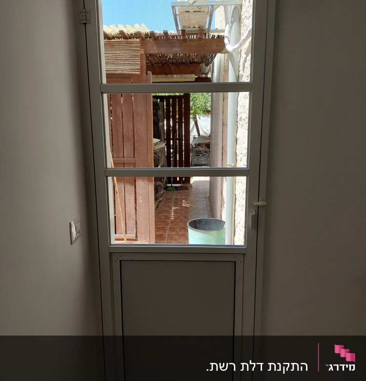דלת אלומיניום עם חלונות זכוכית שקופים